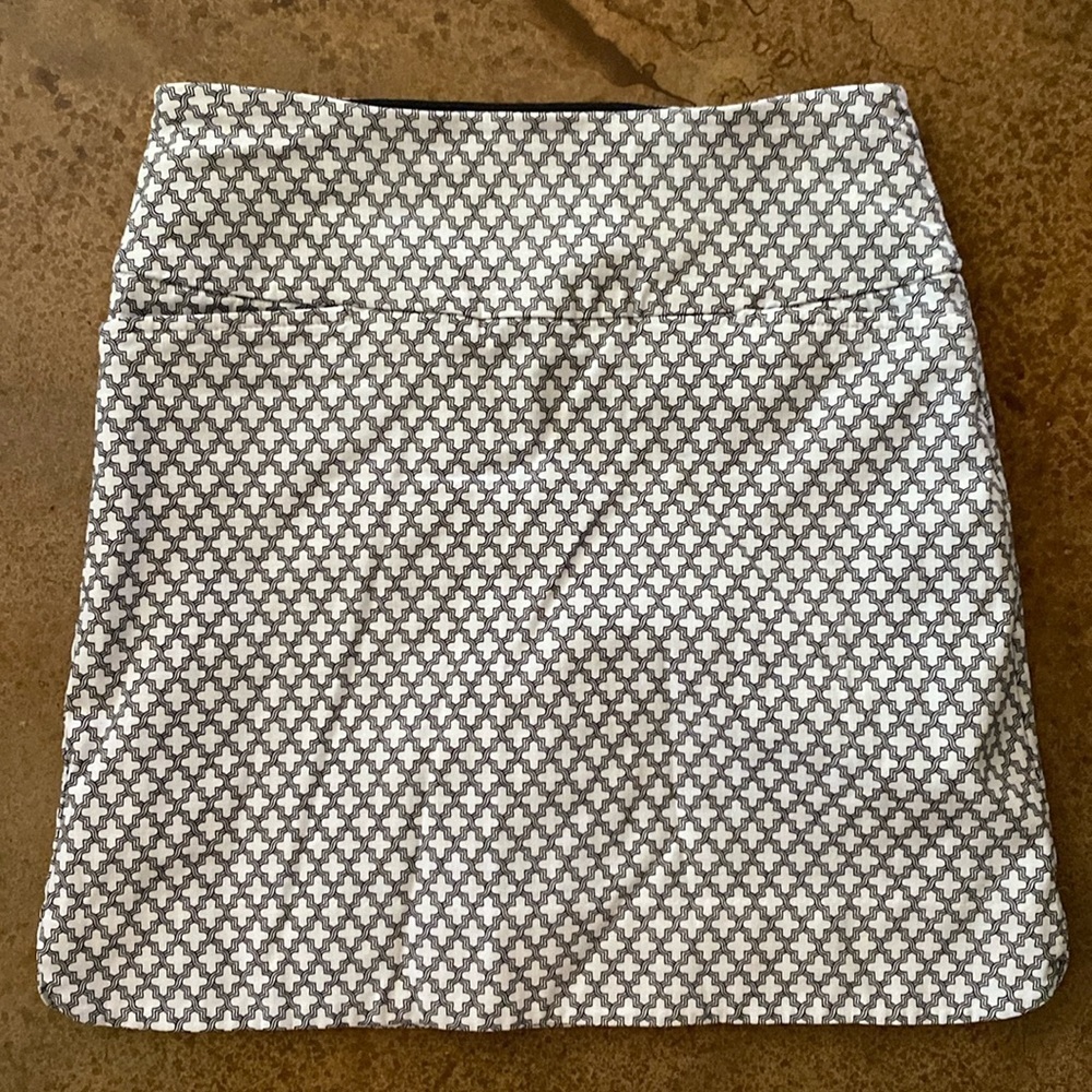 S.C.‎ & Co. black and white geometric print stretch flat front skort